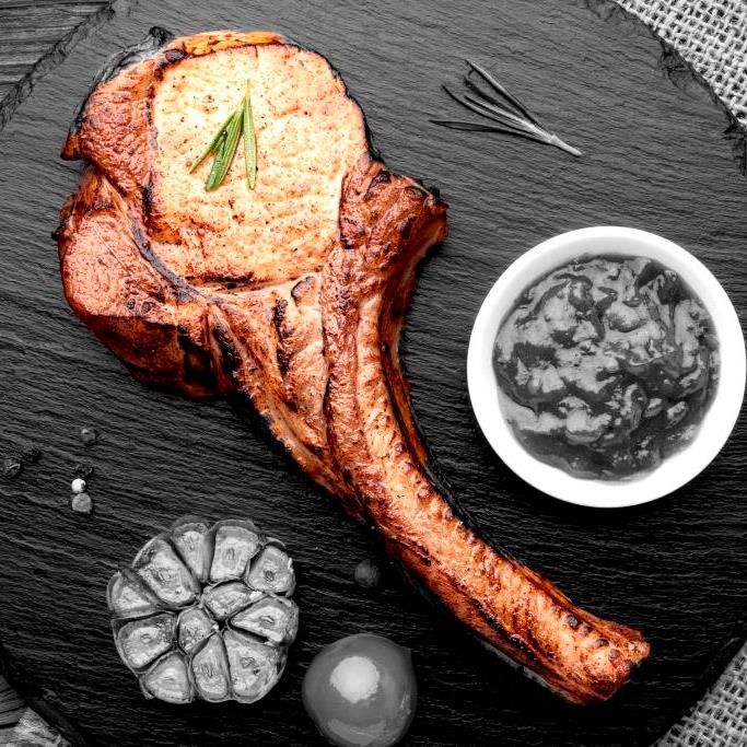 vkusnoe-maso-s-sousom-na-derevannoi-doske — копия